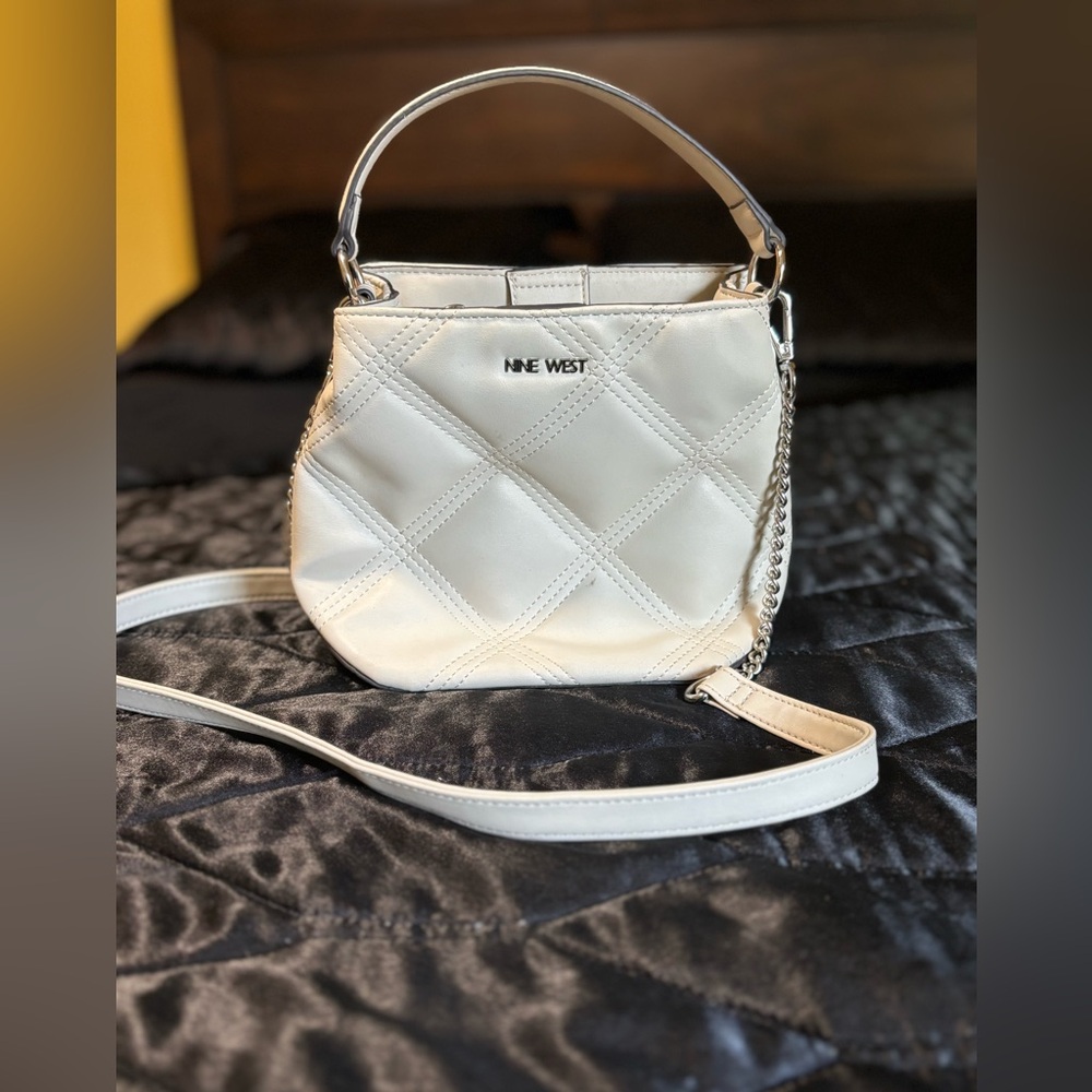 ✨ Pre-Loved Nine West Quilted Crossbody Bag ✨ - Picture 2 of 8